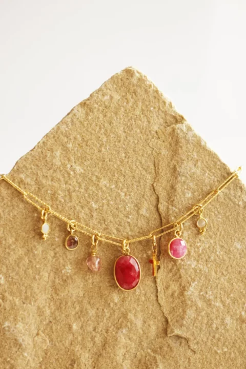 collier Parvati rubis est un collier ras de cou en maille allongées dorées a l'or fin 24K avec plusieurs breloques sertis en rubis, tourmaline et pierre de lune