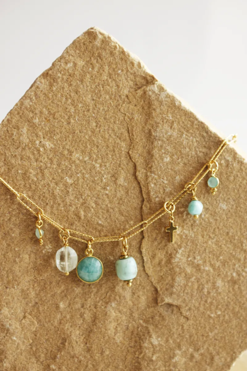 collier-parvati-amazonite-multitours-paulettequincaillerie-bijoux-createur-pierres-semi-précieuses-fines-lithotherapie-talisman-amulette_53 collier Parvati amazonite est un collier très fin en maille dorée à l'or fin 24k avec des breloques en pierre d'amazonite, aigue marine et turquoise tout le long du collier
