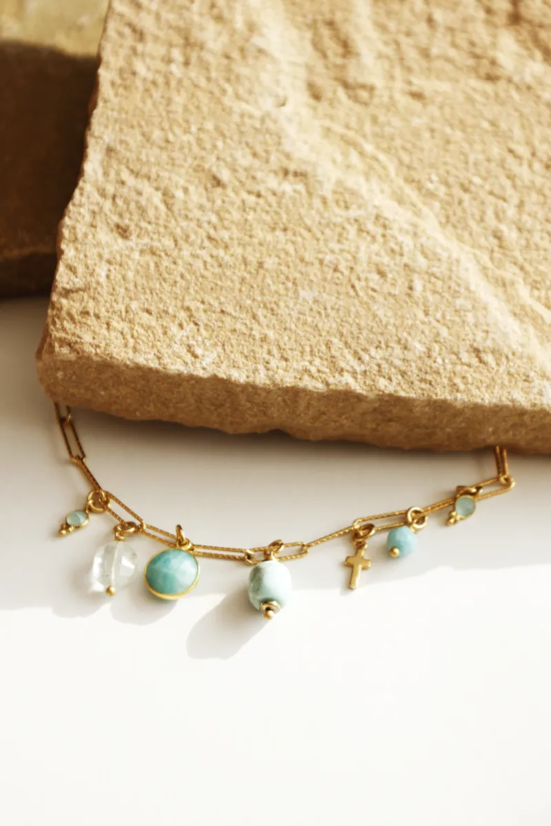collier-parvati-amazonite-multitours-paulettequincaillerie-bijoux-createur-pierres-semi-précieuses-fines-lithotherapie-talisman-amulette_54 collier Parvati amazonite est un collier très fin en maille dorée à l'or fin 24k avec des breloques en pierre d'amazonite, aigue marine et turquoise tout le long du collier
