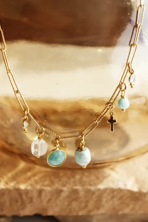 collier Parvati amazonite est un collier très fin en maille dorée à l'or fin 24k avec des breloques en pierre d'amazonite, aigue marine et turquoise tout le long du collier