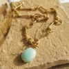 collier-mamounia-scarabée-amazonite-multitours-paulettequincaillerie-bijoux-createur-pierres-semi-précieuses-fines-lithotherapie-talisman-amulette_63 collier ammonia amazonite est un collier plaqué or maille vintage et un gros pendentif scarabée en pierre d'amazonite