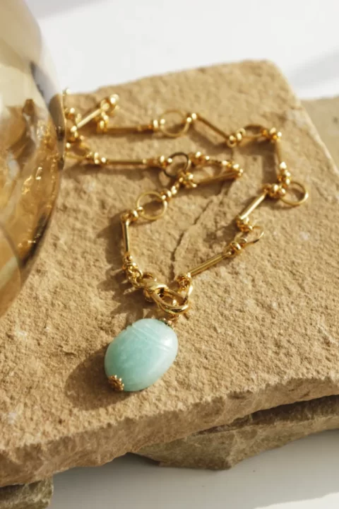 collier ammonia amazonite est un collier plaqué or maille vintage et un gros pendentif scarabée en pierre d'amazonite