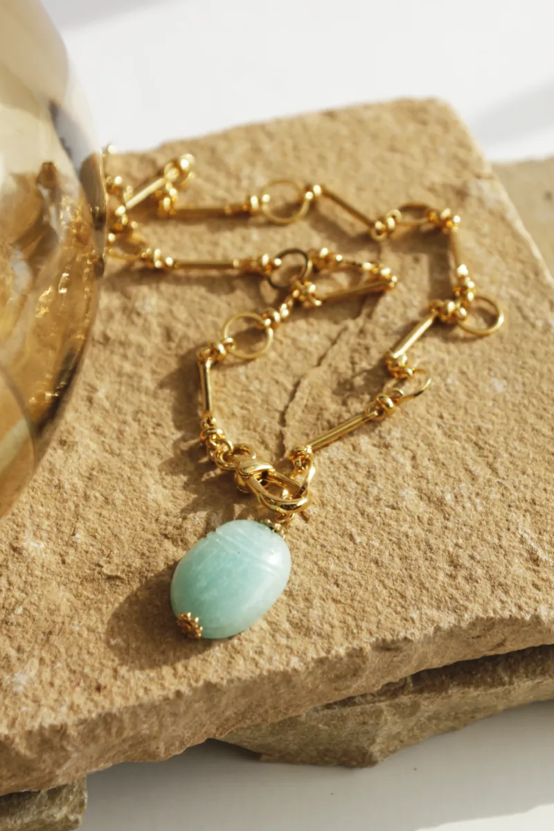 collier-mamounia-scarabée-amazonite-multitours-paulettequincaillerie-bijoux-createur-pierres-semi-précieuses-fines-lithotherapie-talisman-amulette_63 collier ammonia amazonite est un collier plaqué or maille vintage et un gros pendentif scarabée en pierre d'amazonite