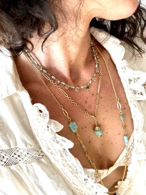 collier shiva ametrine / turquoise est un collier ras de cou tut en pierres fines de turquoise parsemé de gouttes sculptées en Amétrine avec un médaillon serti en pierre de lune centrale
