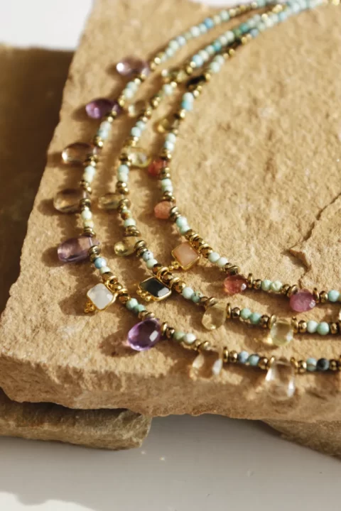 collier shiva ametrine / turquoise est un collier ras de cou tut en pierres fines de turquoise parsemé de gouttes sculptées en Amétrine avec un médaillon serti en pierre de lune centrale