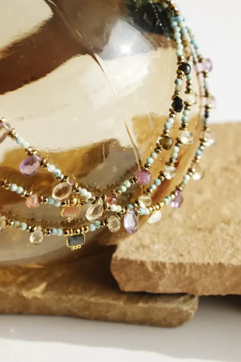 collier shiva ametrine / turquoise est un collier ras de cou tut en pierres fines de turquoise parsemé de gouttes sculptées en quartz citron avec un médaillon serti en pierre de lune centrale