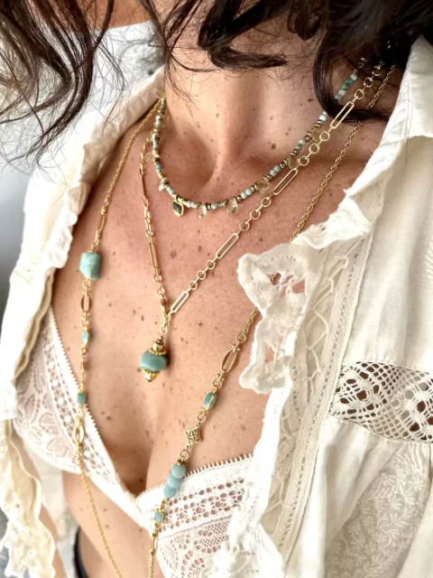 collier shiva ametrine / turquoise est un collier ras de cou tut en pierres fines de turquoise parsemé de gouttes sculptées en quartz citron avec un médaillon serti en pierre de lune centrale