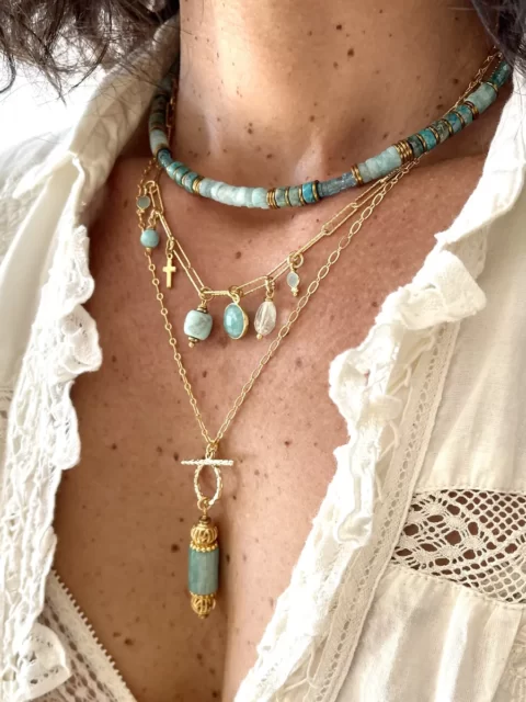sautoir Toggle amazonite est un sautoir sur chaine fine doré à l'or fin 24k avec un pendentif cartouche en amazonite turquoise