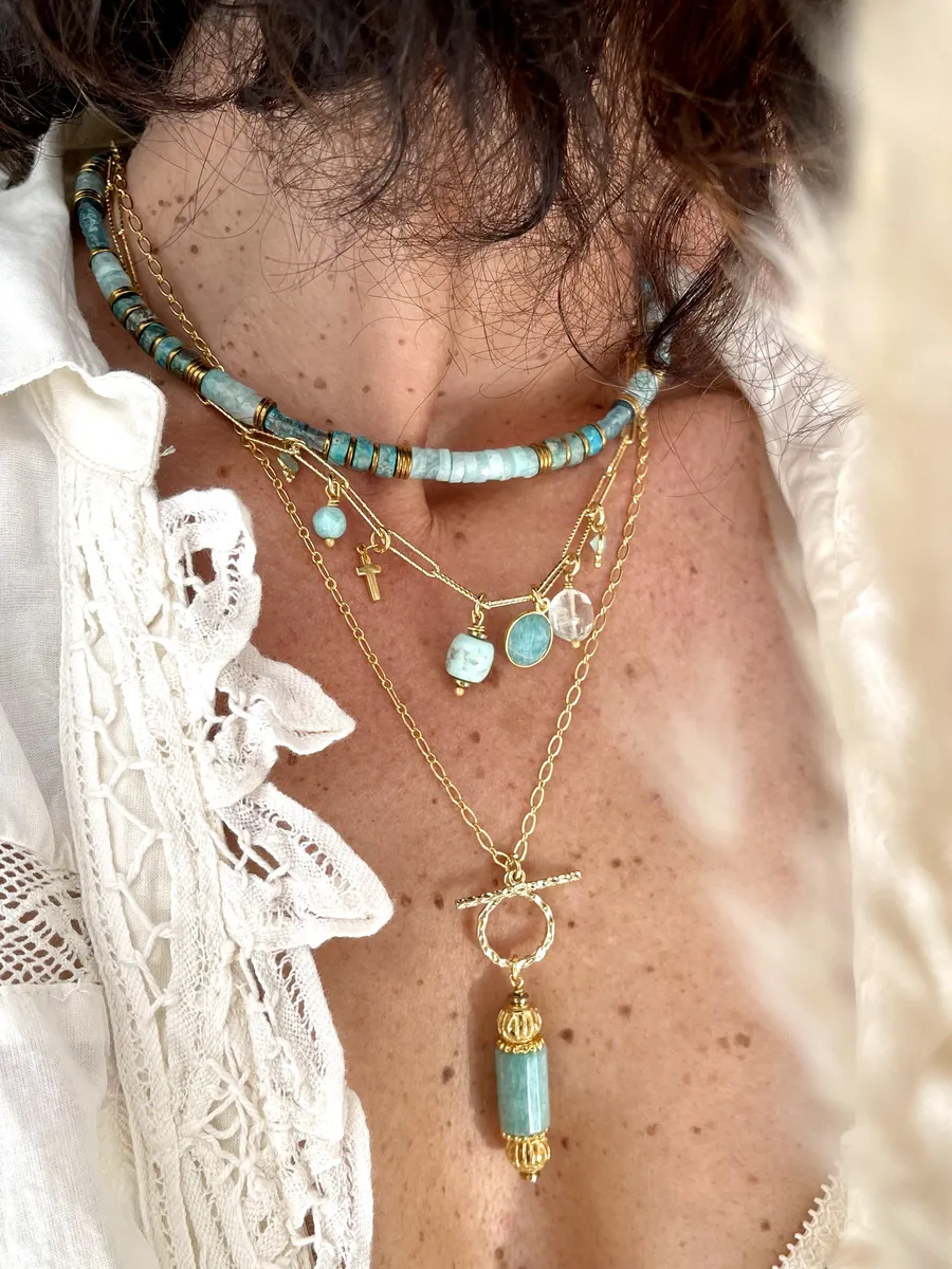 collier-varuna-apatite-amazonite-parvati-sautoir-toggle-amulette-talismans-paulettequincaillerie-bijoux-createur-pierres-semi-précieuses-lithotherapie_229 sautoir Toggle amazonite est un sautoir sur chaine fine doré à l'or fin 24k avec un pendentif cartouche en amazonite turquoise