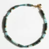 collier-varuna-apatite-amazonite-puka-heishi-surfeur-paulettequincaillerie-bijoux-createur-pierres-semi-précieuses-fines-lithotherapie-talisman-amulette_34 collier Varuna apatite amazonite est un collier ras de cou puka style surfeur en perles heishi pierres fines d'apatite et d'amazonite bleu lagon