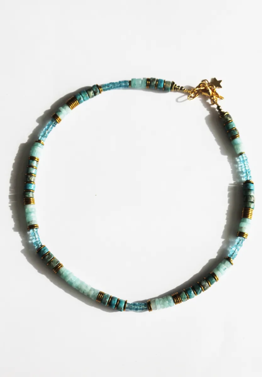 collier-varuna-apatite-amazonite-puka-heishi-surfeur-paulettequincaillerie-bijoux-createur-pierres-semi-précieuses-fines-lithotherapie-talisman-amulette_34 collier Varuna apatite amazonite est un collier ras de cou puka style surfeur en perles heishi pierres fines d'apatite et d'amazonite bleu lagon
