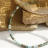 collier-varuna-apatite-amazonite-puka-heishi-surfeur-paulettequincaillerie-bijoux-createur-pierres-semi-précieuses-fines-lithotherapie-talisman-amulette_38 collier Varuna apatite amazonite est un collier ras de cou puka style surfeur en perles heishi pierres fines d'apatite et d'amazonite bleu lagon