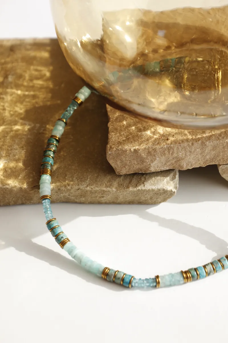 collier-varuna-apatite-amazonite-puka-heishi-surfeur-paulettequincaillerie-bijoux-createur-pierres-semi-précieuses-fines-lithotherapie-talisman-amulette_38 collier Varuna apatite amazonite est un collier ras de cou puka style surfeur en perles heishi pierres fines d'apatite et d'amazonite bleu lagon