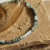 collier-varuna-apatite-amazonite-puka-surfeur-heishi-paulettequincaillerie-bijoux-createur-pierres-semi-précieuses-fines-lithotherapie-talisman-amulette_37 collier Varuna apatite amazonite est un collier ras de cou puka style surfeur en perles heishi pierres fines d'apatite et d'amazonite bleu lagon