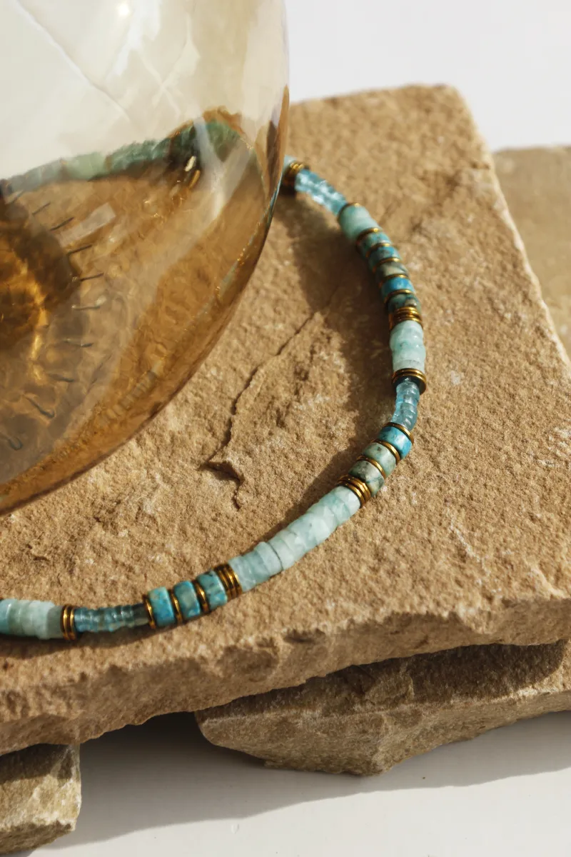 collier-varuna-apatite-amazonite-puka-surfeur-heishi-paulettequincaillerie-bijoux-createur-pierres-semi-précieuses-fines-lithotherapie-talisman-amulette_37 collier Varuna apatite amazonite est un collier ras de cou puka style surfeur en perles heishi pierres fines d'apatite et d'amazonite bleu lagon
