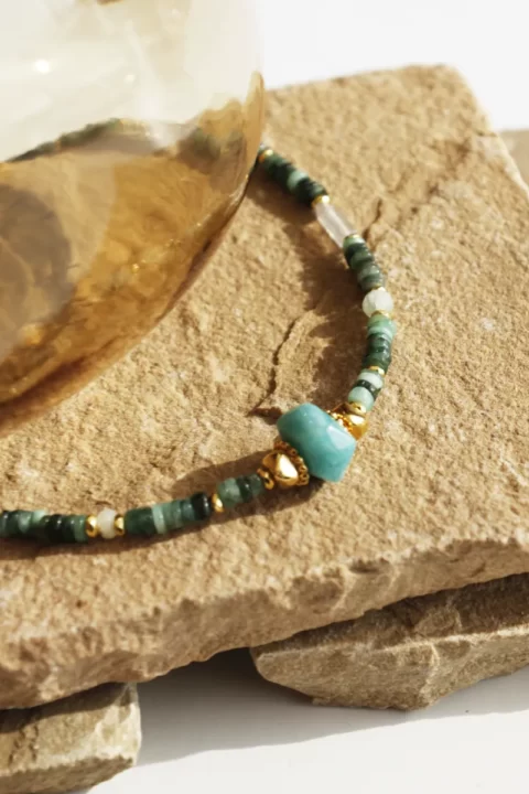 collier Varuna est un collier ras de cou style surfeur puka chic vert en pierres naturelles d'émeraude et fluorite et pierre centrale en amazonite