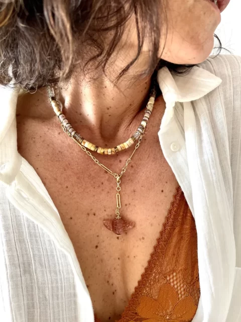 collier Varuna sable howlite est un collier ras de cou puka de style surfeur choc en pierres de how lite et quartz fumé aux teintes nues sable ensoleillées