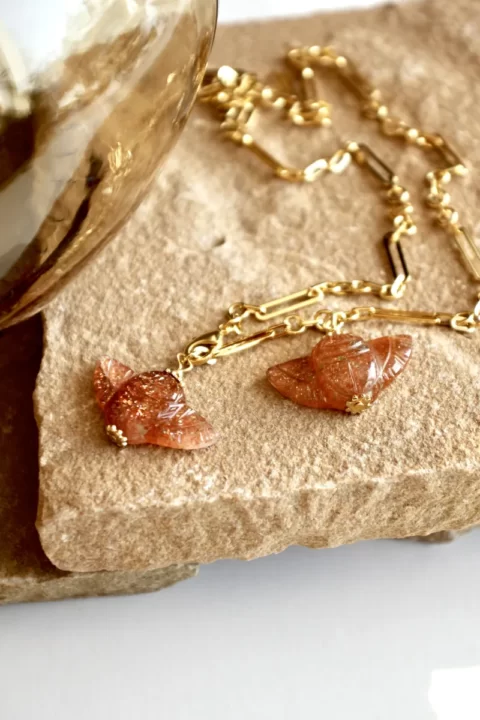 collier raaja est un sautoir maille vintage et un médaillon scarabée sculpté en pierre de soleil