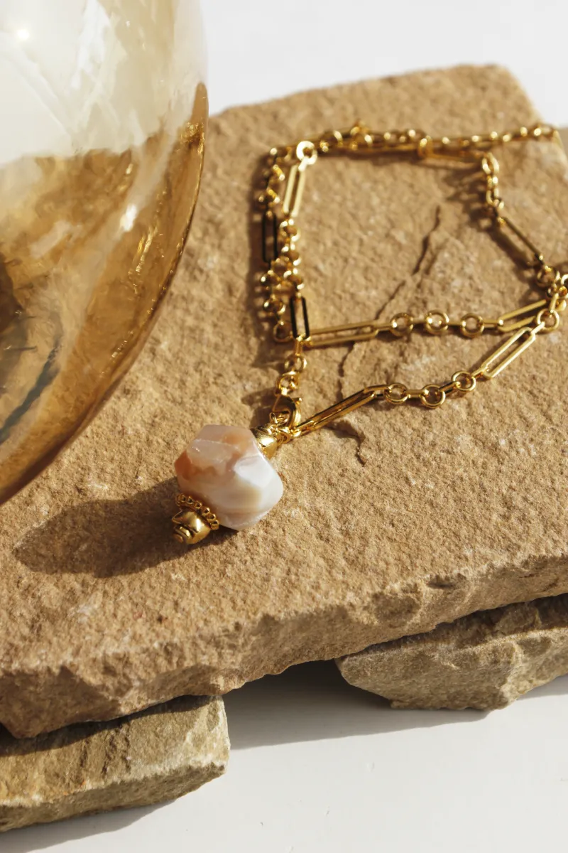 sautoir-bola-agate-fleur-de-cerisier-sakura-paulettequincaillerie-bijoux-createur-pierres-semi-précieuses-fines-lithotherapie-talisman-amulette_18 sautoir bola agate fleur de cerisier est un sautoir cravate avec une pendentif en agate Sakura