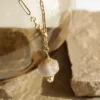sautoir-bola-agate-fleur-de-cerisier-sakura-paulettequincaillerie-bijoux-createur-pierres-semi-précieuses-fines-lithotherapie-talisman-amulette_19 sautoir bola agate fleur de cerisier est un sautoir cravate avec une pendentif en agate Sakura