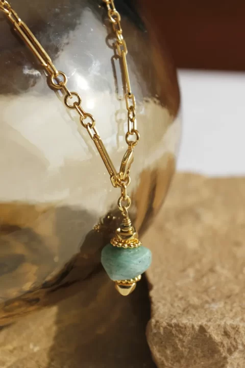 sautoir bola amazonite est un collier en maille vintage et un pendentif en amazonite pouvant se porter en sautoir ou en sautoir cravate