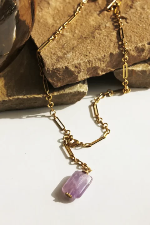 sautoir bola amethyste rectangle es tun collier avec fermoir réglable sur plusieurs positions (sautoir cravate ou sautoir classique) avec un gros médaillon rectangle a facette en améthyste