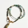 sautoir-cléo-cartouche-phrénite-turquoise-paulettequincaillerie-bijoux-createur-pierres-semi-précieuses-fines-lithotherapie-talisman-amulette_20 sautoir clés turquoise est un sautoir mailing en turquoise avec un pendentif cartouche en phrenite
