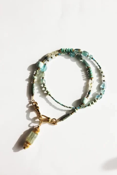 sautoir clés turquoise est un sautoir mailing en turquoise avec un pendentif cartouche en phrenite