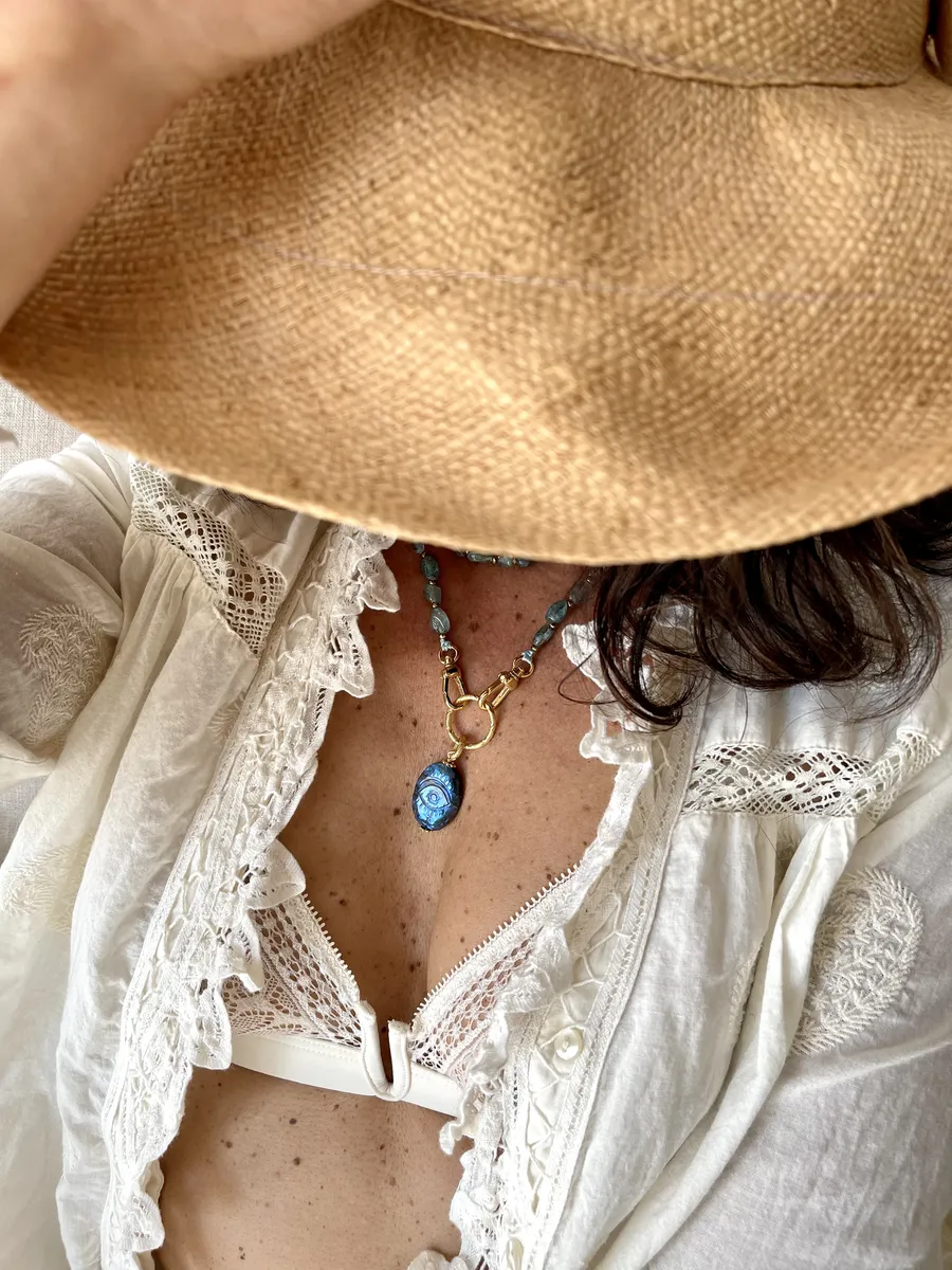 sautoir-lakshli-apatite-oeil-sculpté-labradorite-amulette-talismans-paulettequincaillerie-bijoux-createur-pierres-semi-précieuses-lithotherapie_206 sautoir Lakshmi apatite est un long sautoir tout en pierre d'apathie et un médaillon en labradorite sculpté en forme d'oeil de protection bleu