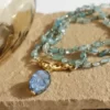 sautoir-lakshmi-apatite-oeil-labradorite-paulettequincaillerie-bijoux-createur-pierres-semi-précieuses-fines-lithotherapie-talisman-amulette_8 sautoir Lakshmi apatite est un long sautoir tout en pierre d'apathie et un médaillon en labradorite sculpté en forme d'oeil de protection bleu