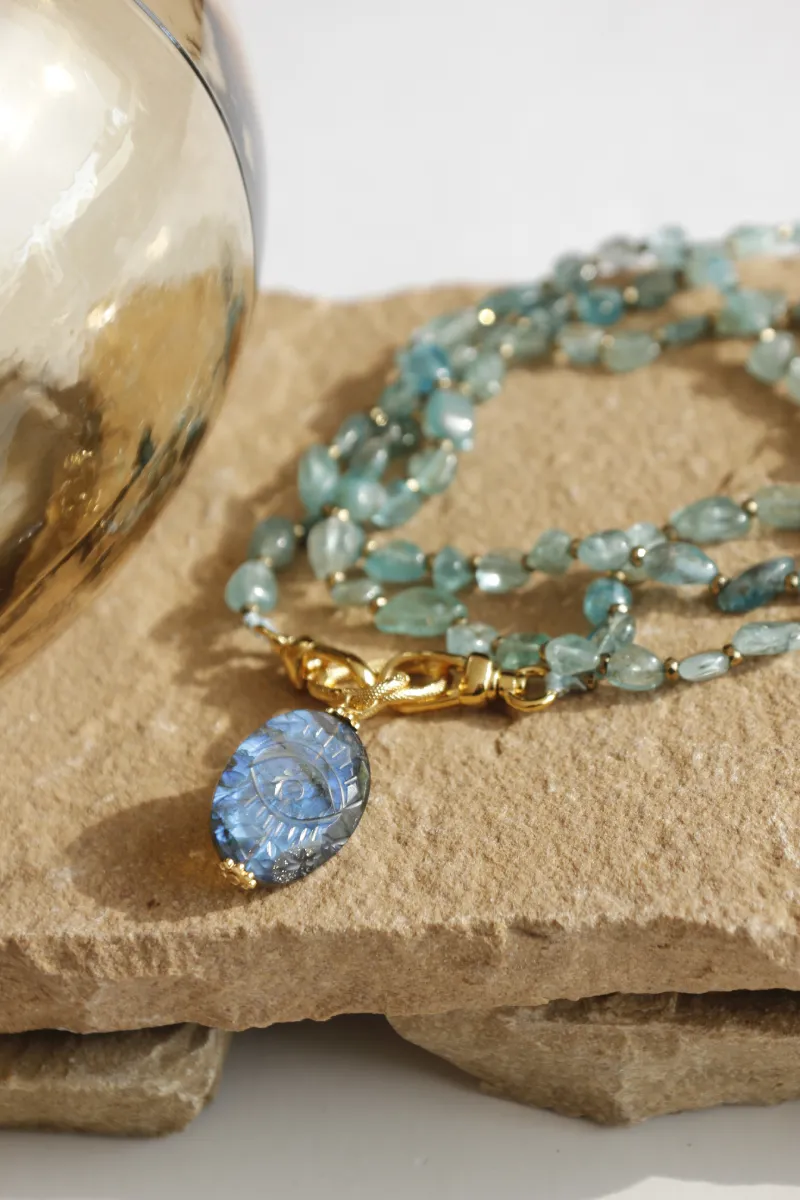 sautoir-lakshmi-apatite-oeil-labradorite-paulettequincaillerie-bijoux-createur-pierres-semi-précieuses-fines-lithotherapie-talisman-amulette_8 sautoir Lakshmi apatite est un long sautoir tout en pierre d'apathie et un médaillon en labradorite sculpté en forme d'oeil de protection bleu