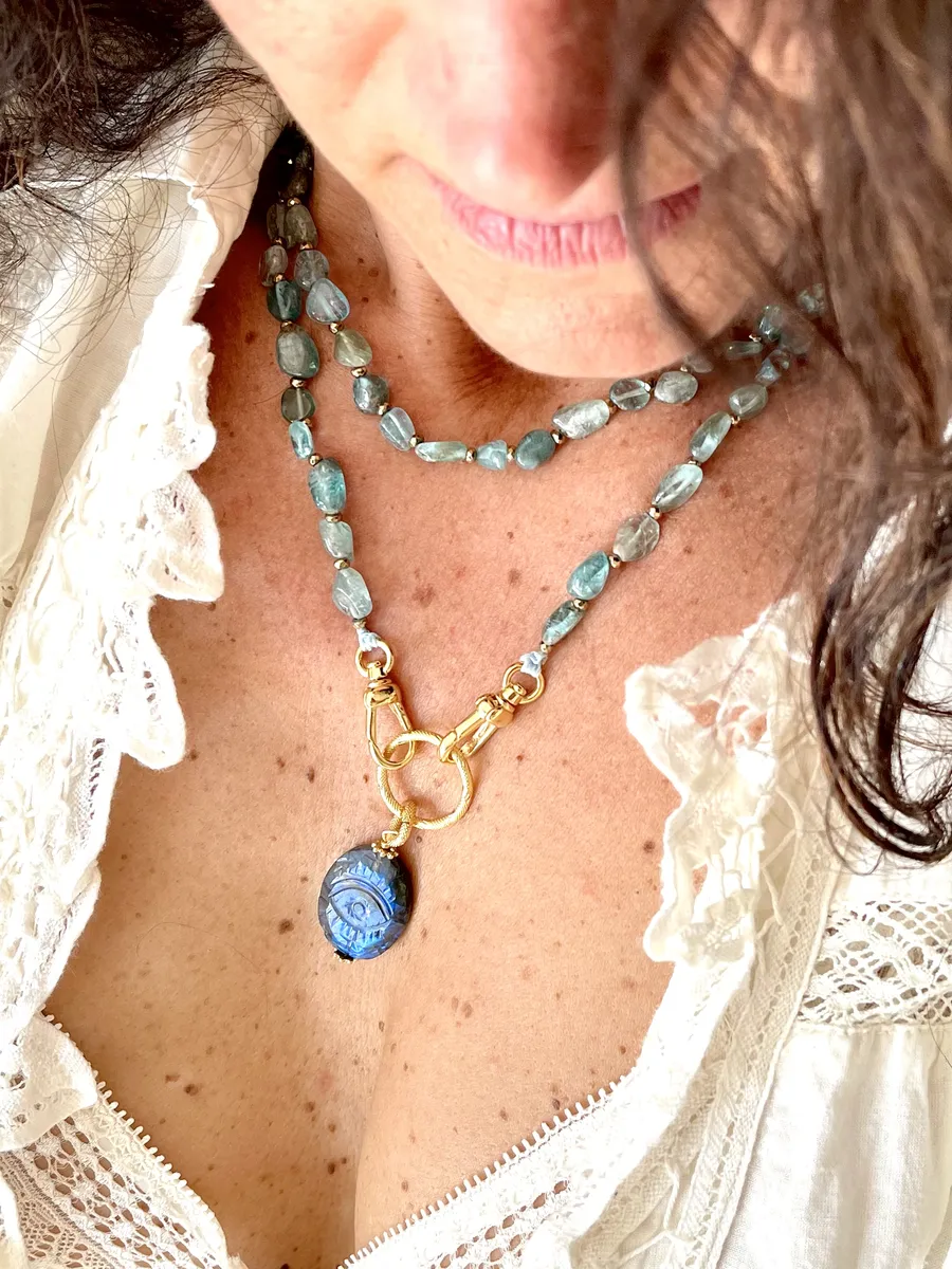 sautoir-lakshmi-apatite-oeil-sculpté-labradorite-amulette-talismans-paulettequincaillerie-bijoux-createur-pierres-semi-précieuses-lithotherapie_208 sautoir Lakshmi apatite est un long sautoir tout en pierre d'apathie et un médaillon en labradorite sculpté en forme d'oeil de protection bleu