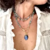 sautoir-lakshmi-apatite-oeil-sculpté-labradorite-amulette-talismans-paulettequincaillerie-bijoux-createur-pierres-semi-précieuses-lithotherapie_209 sautoir Lakshmi apatite est un long sautoir tout en pierre d'apathie et un médaillon en labradorite sculpté en forme d'oeil de protection bleu