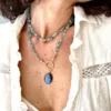sautoir-lakshmi-apatite-oeil-sculpté-labradorite-amulette-talismans-paulettequincaillerie-bijoux-createur-pierres-semi-précieuses-lithotherapie_211 sautoir Lakshmi apatite est un long sautoir tout en pierre d'apathie et un médaillon en labradorite sculpté en forme d'oeil de protection bleu