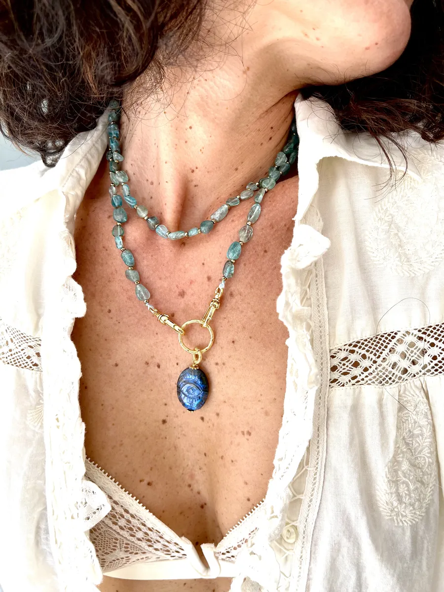 sautoir-lakshmi-apatite-oeil-sculpté-labradorite-amulette-talismans-paulettequincaillerie-bijoux-createur-pierres-semi-précieuses-lithotherapie_211 sautoir Lakshmi apatite est un long sautoir tout en pierre d'apathie et un médaillon en labradorite sculpté en forme d'oeil de protection bleu