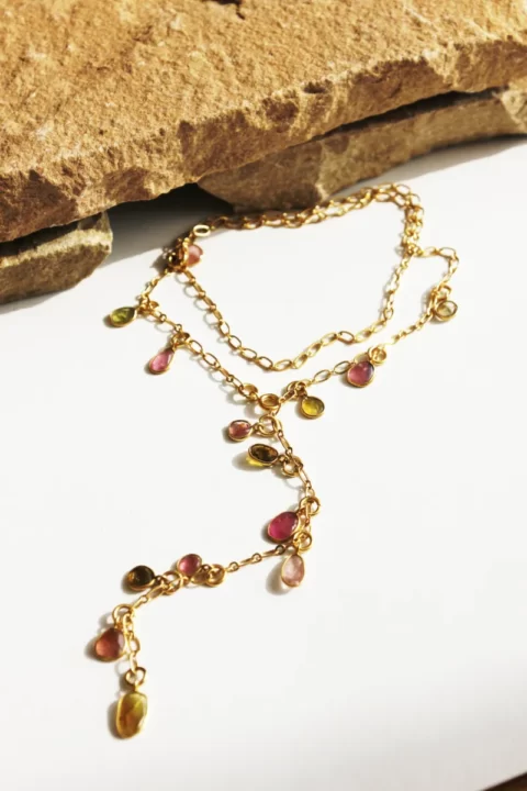 sautoir nereide tourmaline est un sautoir sur maille très fin doré à l'or fin 24k parsemé de breloques en tourmalines serties. se porte en sautoir simple ou sautoir cravate