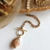 sautoir toogle sur fine chaine avec un médaillon en agate fleur de cerisier Sakura