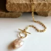 sautoir toogle sur fine chaine avec un médaillon en agate fleur de cerisier Sakura
