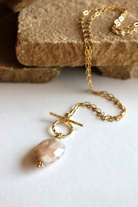 sautoir toogle sur fine chaine avec un médaillon en agate fleur de cerisier Sakura
